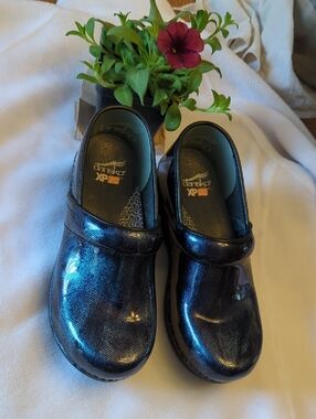 💙💝Women's Dansko XP 2.0 metallic blue denim style Clogs size 38 LIKE NEW!!💙💝